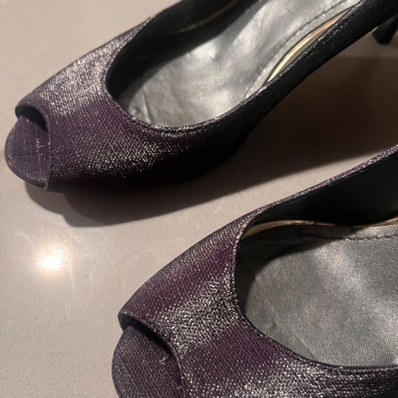 STUART WEITZMAN Purple Fabric Peep Toe Pump w/ Gold Detail: Sz 7 - Picture 3 of 8